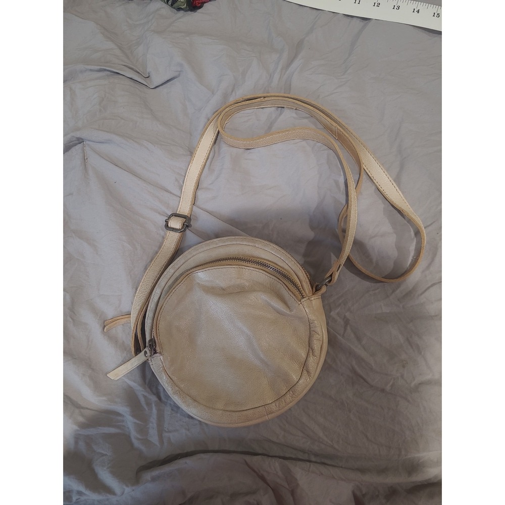 Latico small circle shoulder bag beige‎ pebbled leather adj. Strap, Zip closure